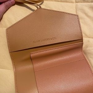 Glass ladder tech organizer roll